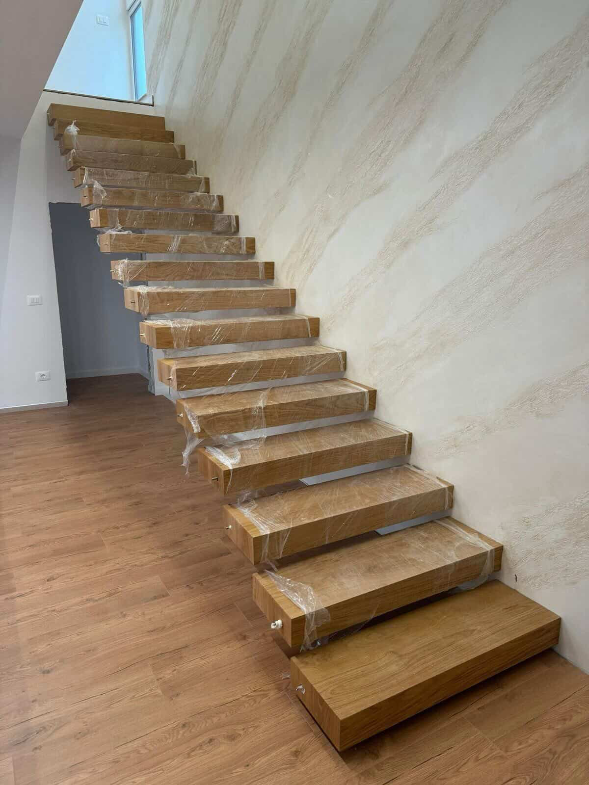 Escalier suspendu · Chêne massif